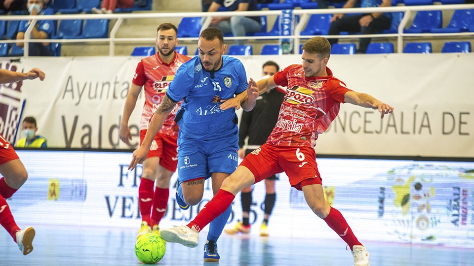 Matheus Preá, de Viña Albali Valdepeñas, lucha por el balón con Alberto, de ElPozo Murcia Costa Cálida.