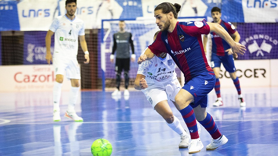 Esteban, jugador del Levante UD FS, con el balón