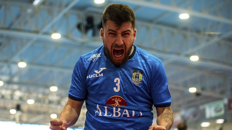 Catela, jugador del Viña Albali Valdepeñas, celebra un gol. (Foto: ACP-FSV)