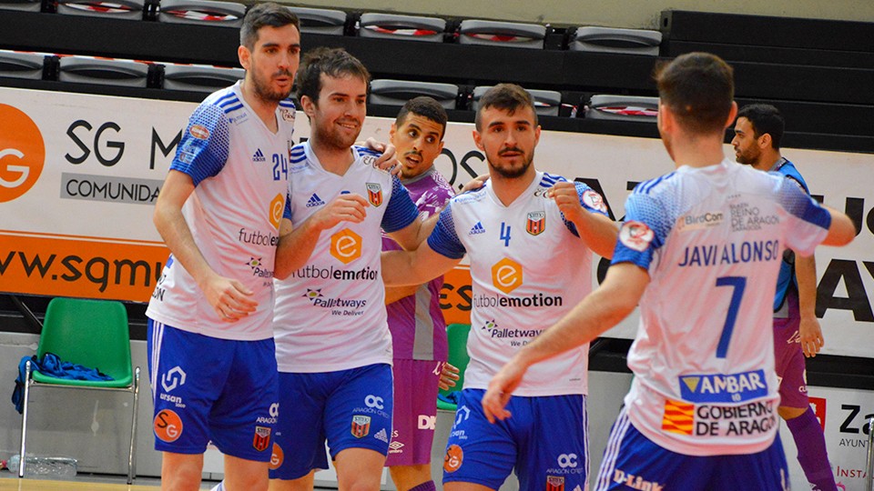 Los jugadores del Fútbol Emotion Zaragoza celebran un tanto.