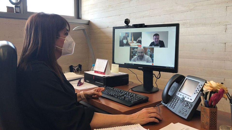 Noelia Pérez, directora general de Juventud y Deportes del Gobierno de Castilla-La Mancha, en una encuentro telématico con Manuel del Salto, presidente del Manzanares Quesos El Hidalgo.