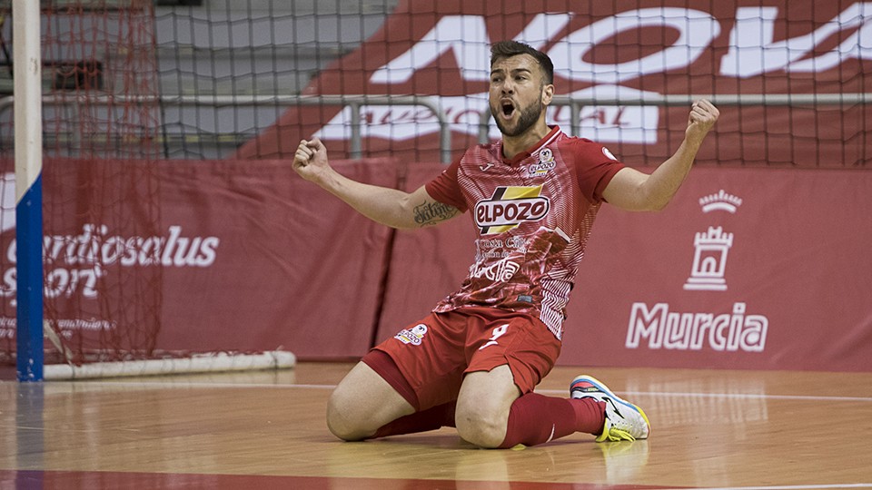 Rafa Santos, jugador de ElPozo Murcia Costa Cálida, festeja un gol.