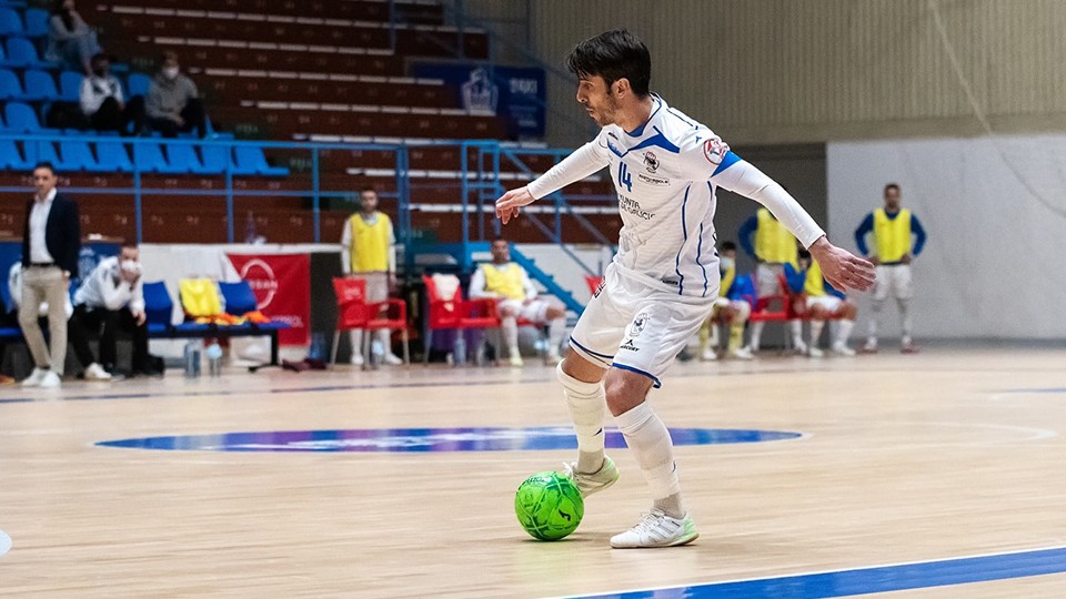 Miguel Muñoz, jugador de O Parrulo Ferrol, conduce el balón (Fotografía: Ismael Miján)