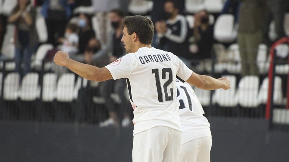 Cardona, jugador del Industrias Santa Coloma, celebra un gol.