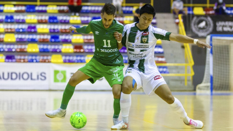Álex Fuentes, de BeSoccer UMA Antequera, y Shimizu, de Córdoba Patrimonio, luchan por el balón.