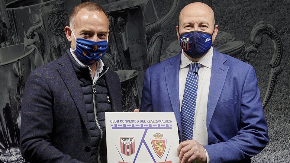 Christian Lapetra (izq.), presidente del Real Zaragoza, junto a José Ramón Moreno, presidente del Fútbol Emotion Zaragoza.