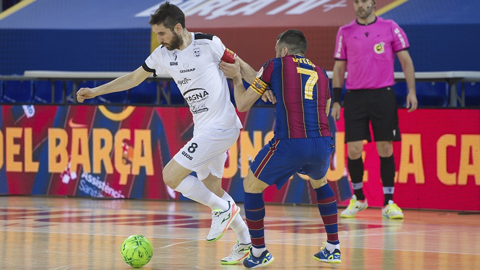 Roberto Martil, jugador de Osasuna Magna Xota ante Dyego, del Barça.