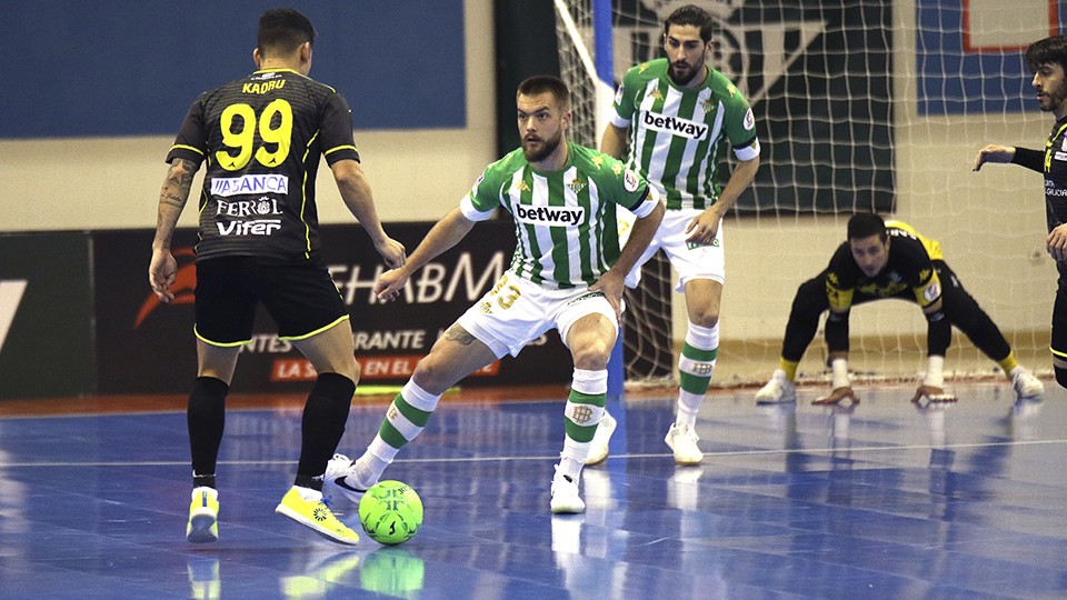 Morioka, jugador de O Parrulo Ferrol, encara a Víctor Arévalo, del Real Betis Futsal.