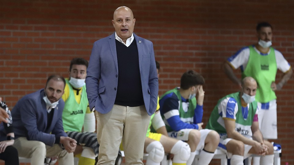 David Zamorano, entrenador del CD Leganés, durante un partido