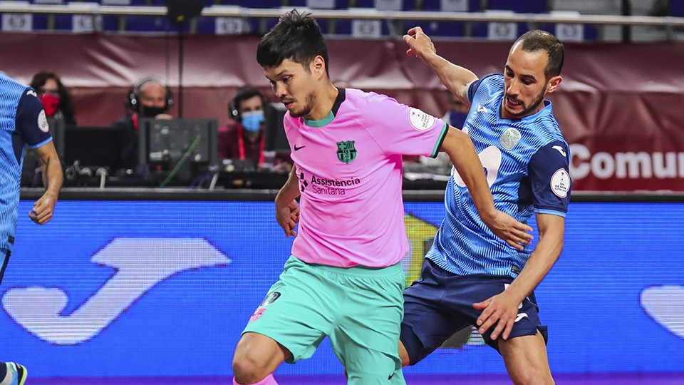 Daniel, jugador del Barça, protege el balón ante Boyis, del Inter FS.