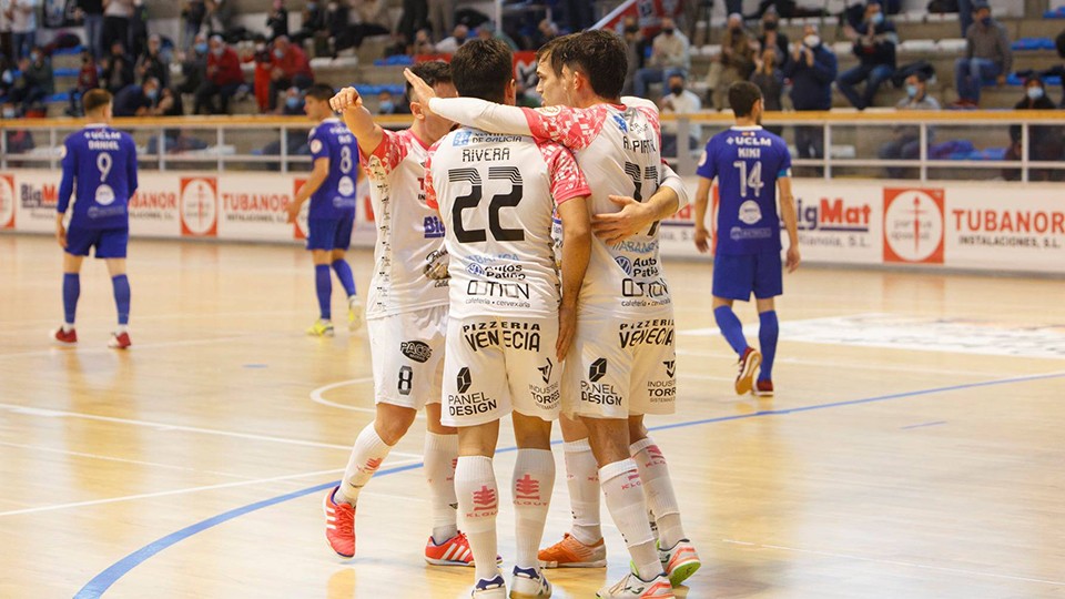 Los jugadores del Noia Portus Apostoli celebran un tanto.