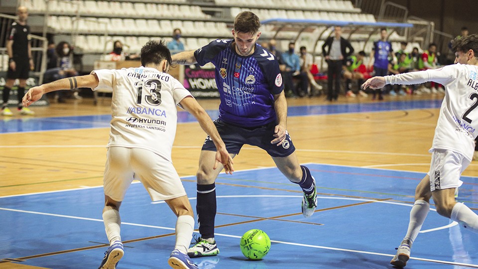 Diego Sancho, jugador del Bisontes Castellón, ante Dani Blanco, del JERUBEX Santiago Futsal.