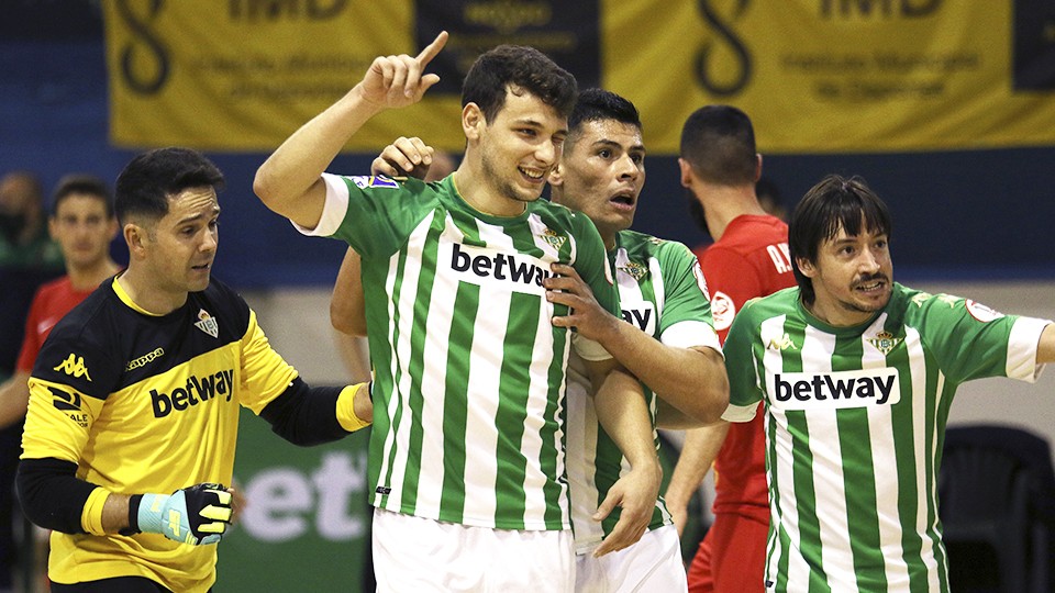 Los jugadores del Real Betis Futsal celebran un gol