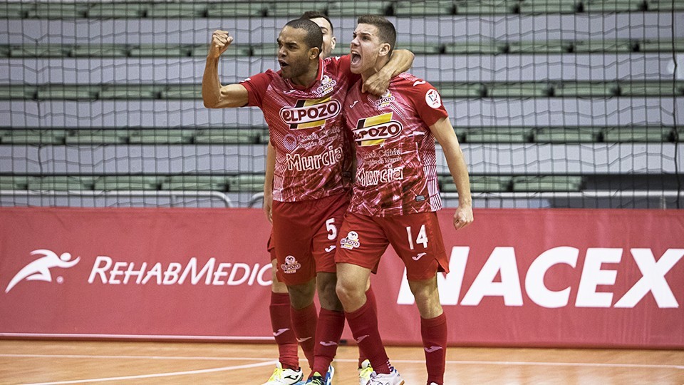 Los jugadores de ElPozo Murcia Costa Cálida festejan un gol.