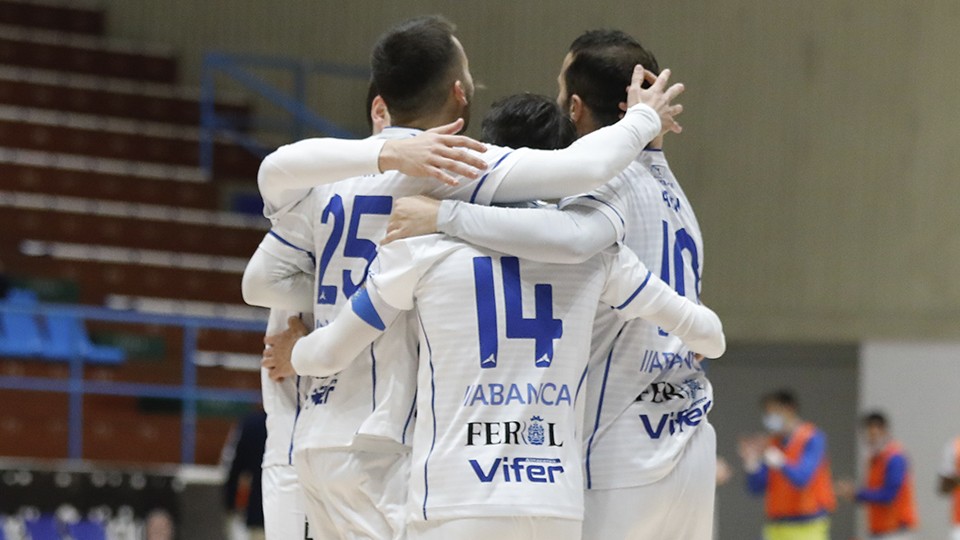 Los jugadores de O Parrulo Ferrol festejan un gol.