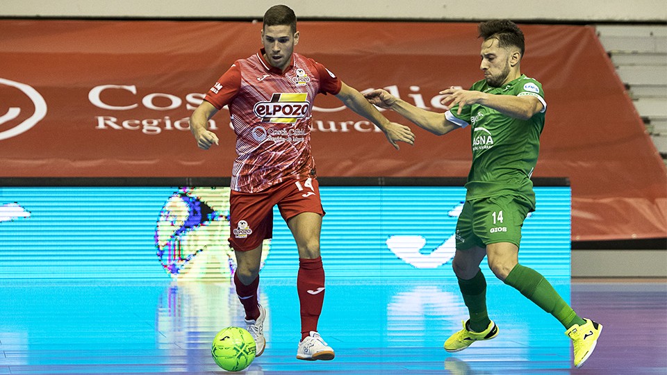 Fernando, jugador de ElPozo Murcia Costa Cálida, ante Linhares, del Osasuna Magna Xota. (Foto: Pascu Méndez)