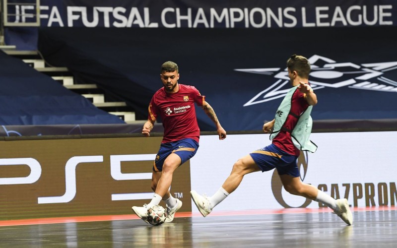 Matheus, del Barça, controla un balón en el Krešimir Ćosić Arena de Zadar