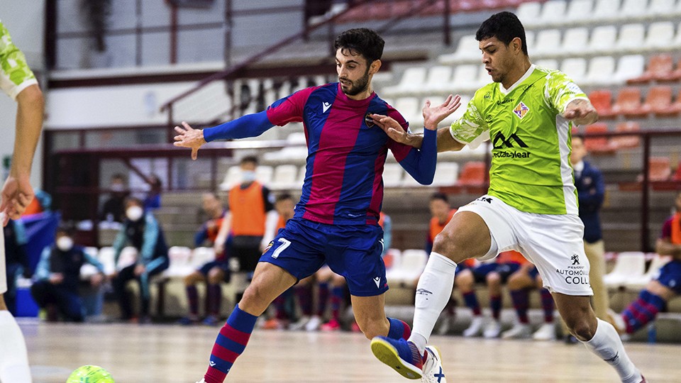 Rubi, jugador del Levante UD FS, pugna por el balón con Vilela, del Palma Futsal.