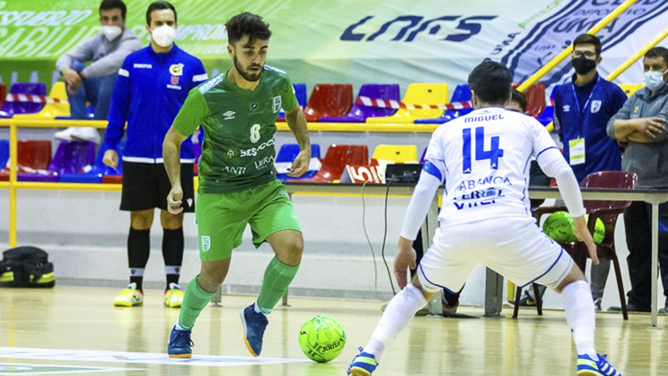 David Velasco, jugador del BeSoccer CD UMA Antequera, encara a Miguel, de O Parrulo Ferrol.