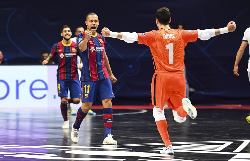 Ferrao celebra el gol del Barça ante el Dobovec en la Final a 8 de la UEFA Futsal Champions League