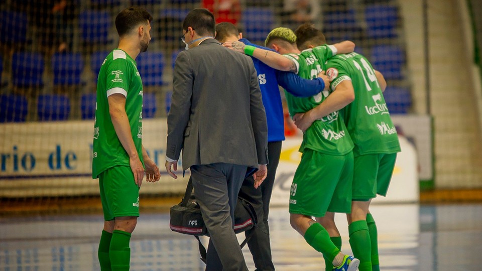 Fabinho, jugador del Osasuna Magna Xota, abandona la pista lesionado. (Foto: J.L. Gorria)
