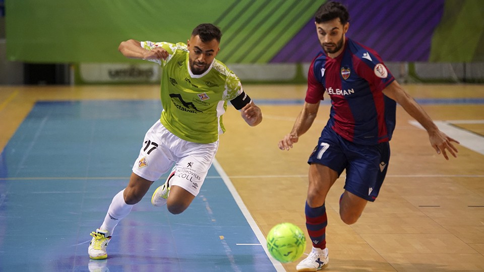 Diego Nunes, jugador del Palma Futsal, ante Rubi, del Levante UD FS.