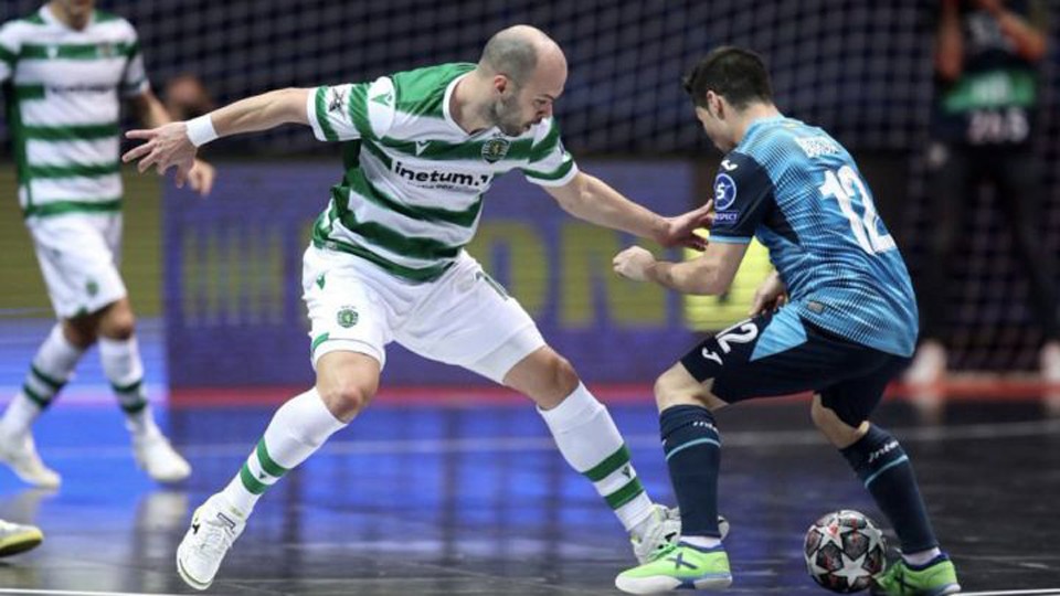 Borja, de Inter, trata de marcharse de Taynan, del Sporting, en la semifinal de la UEFA Futsal Champions League