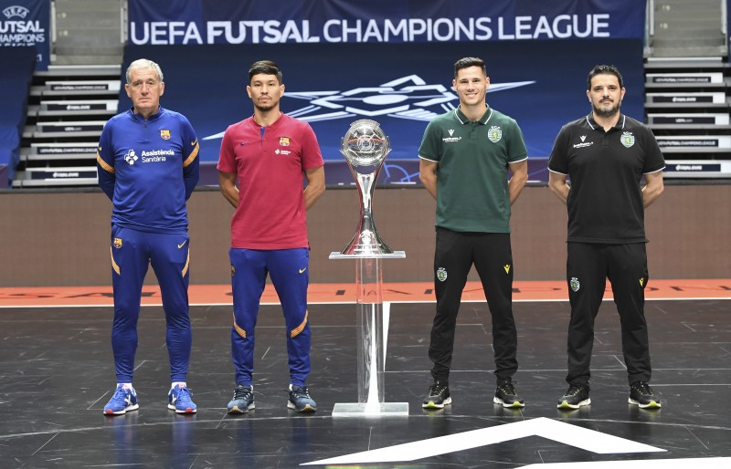 Andreu Plaza y Daniel Shiraishi, del Barça, junto a Nuno Días y Merlim, del Sporting, junto al trofeo de la UEFA Futsal Champions League
