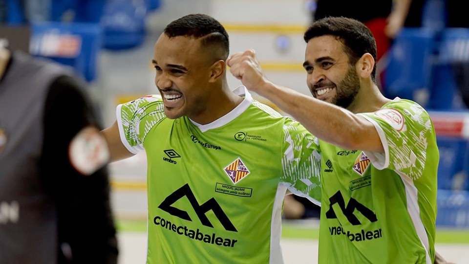 Higor y Tomaz, jugadores del Palma Futsal, celebran un gol.