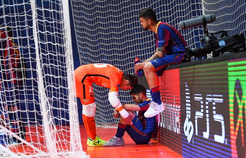 Dídac Plana consuela a Adolfo tras perder el Barça la final de la UEFA Futsal Champions League