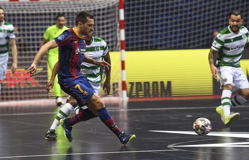 Dyego, del Barça, controla el balón ante la mirada de Joao Matos, del Sporting, en la final de la UEFA Futsal Champions League