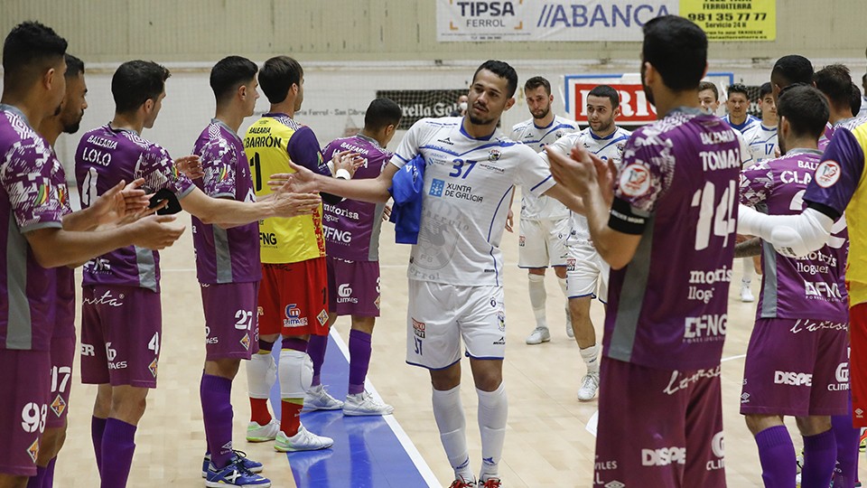 Los jugadores de Palma Futsal hacen el pasillo a O Parrulo Ferrol (Fotografía: Hugo Nidáguila / Instantes Momentos Fotográficos)