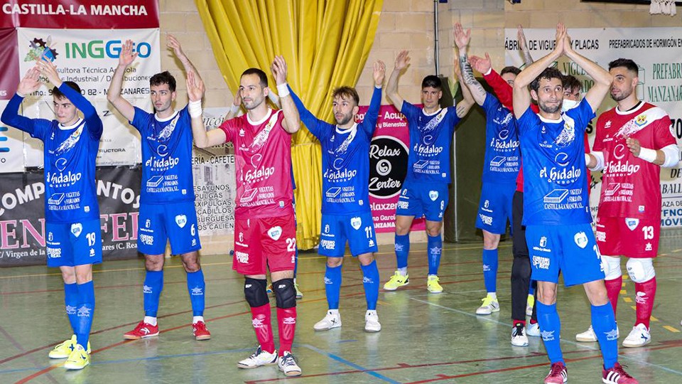 Los jugadores del Manzanares Quesos El Hidalgo saludan a su afición.