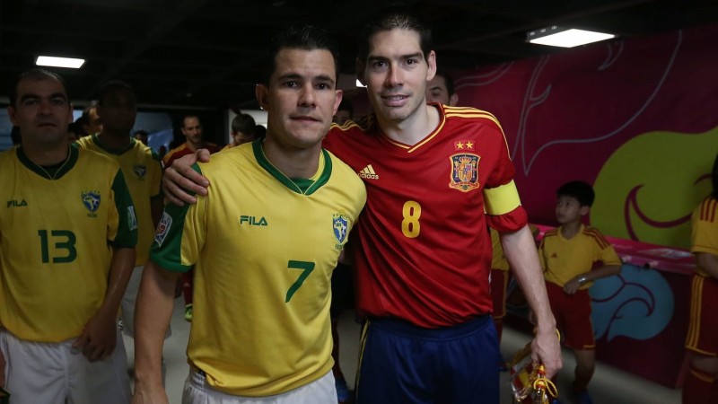 Vinicius, capitán de Brasil, y Kike, capitán de España, en la final del Mundial 2004