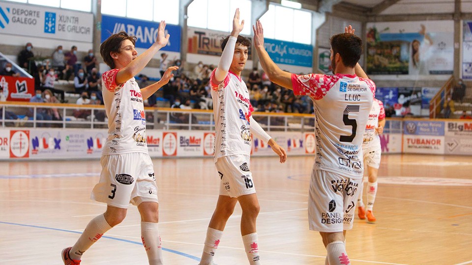 Los jugadores del Noia Portus Apostoli celebran un tanto.