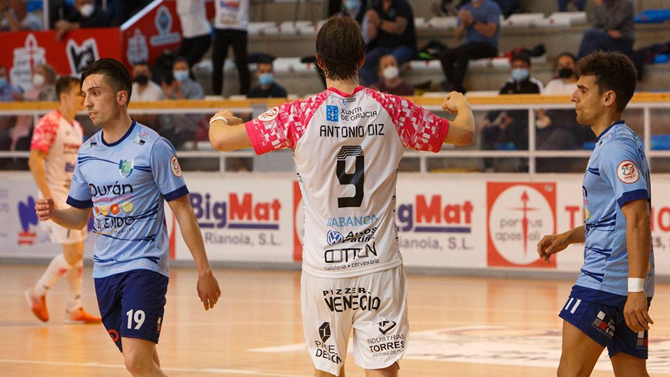 Antonio Diz, jugador del Noia Portus Apostoli, celebra un gol.