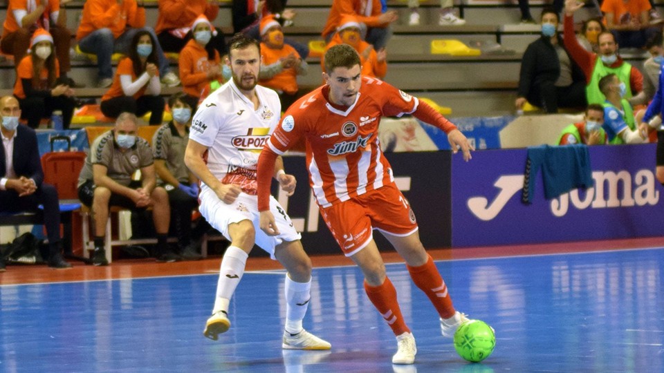 Andresito, de Jimbee Cartagena, con el balón ante Paradynski, de ElPozo Murcia Costa Cálida.