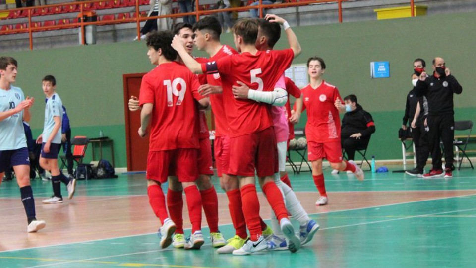 Los jugadores del Juvenil de la Academia Red Blue 5 Coruña celebran un gol.