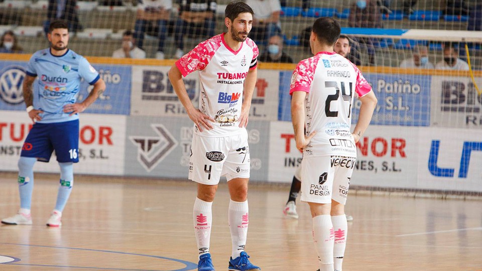 Palmas, jugador del Noia Portus Apostoli junto a Armando