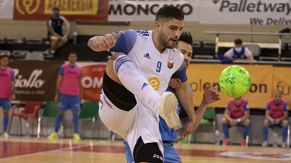 Juanqui, jugador del Fútbol Emotion Zaragoza, controla el balón ante Rafael Rato, de Viña Albali Valdepeñas.