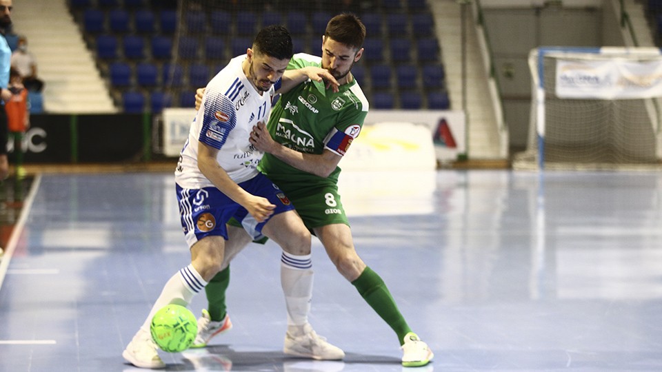 Dian Luka, de Fútbol Emotion Zaragoza, lucha por el balón con Roberto Martil, de Osasuna Magna Xota.