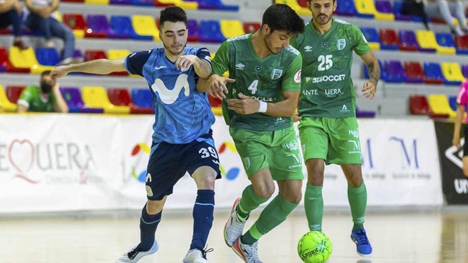 Nando, del BeSoccer UMA Antequera, conduce el balón ante Bertín, del Inter FS (Fotografía: iso100photopress)