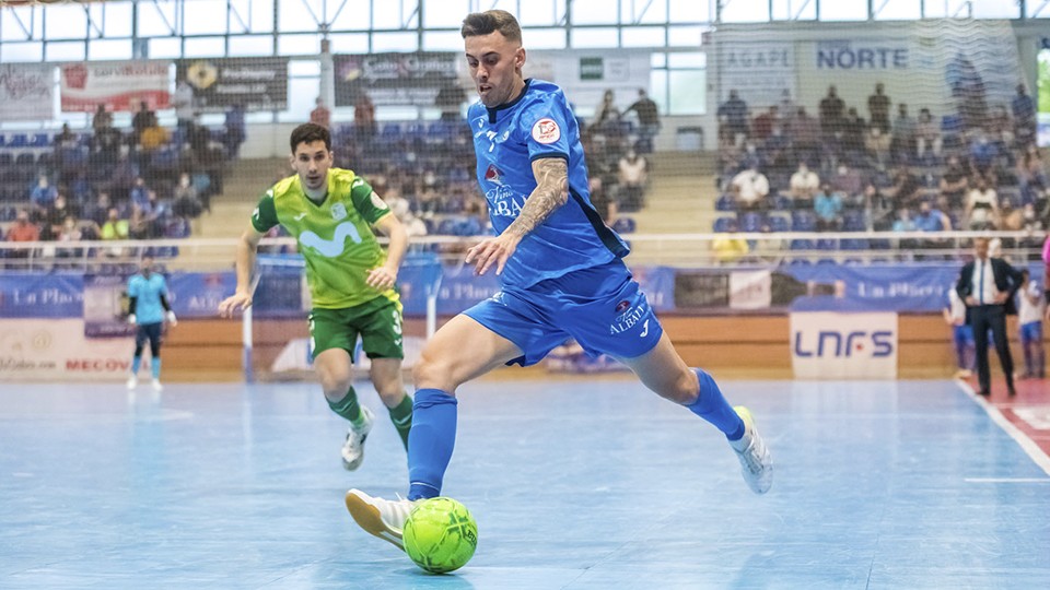 Álex García, del Viña Albali Valdepeñas, golpea el balón (Fotografía: ACP-FSV)