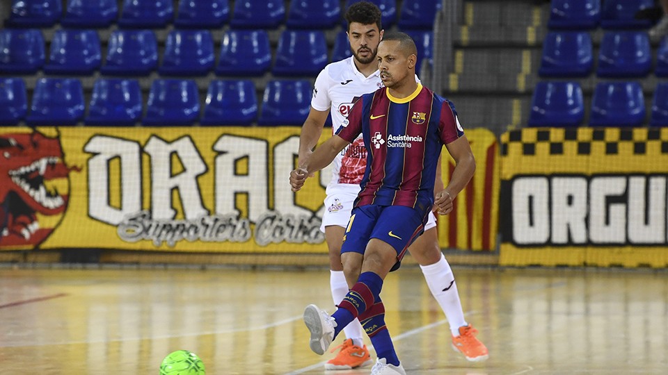 Ferrao, jugador del Barça, ante Matteus, de ElPozo Murcia Costa Cálida.