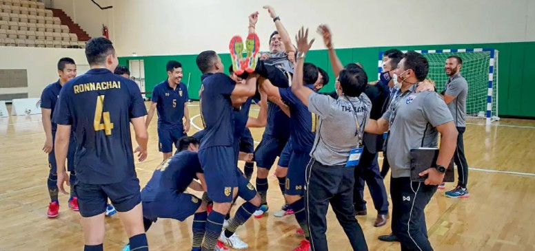 Los jugadores de Tailandia festejan con el seleccionador, Pulpis, la clasificación para el Mundial de Lituania