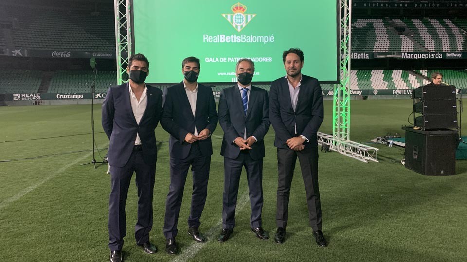 Rafa Muela, Ángel Haro, Javier Lozano y José María Gallego, durante la Gala del Real Betis.