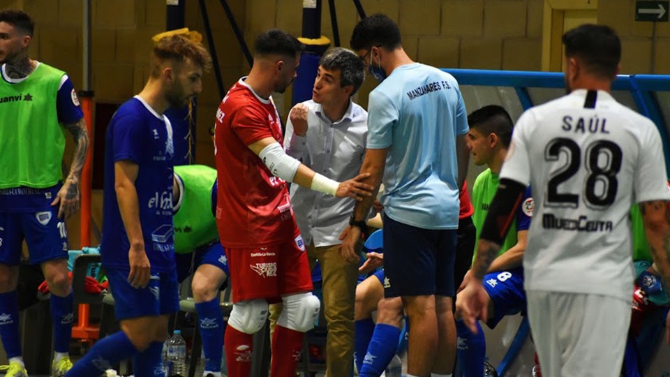 Juanlu, entrenador del Manzanares Quesos El Hidalgo, da instrucciones durante un encuentro.