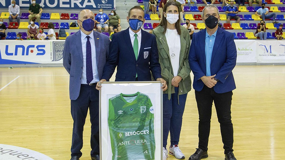 Pedro Montiel, presidente de honor del BeSoccer CD UMA Antequera, Manuel Luiggi Carrasco “Moli”, entrenador del BeSoccer CD UMA Antequera, Mercedes García Paine, Delegada Territorial de Deportes en Málaga y Eloy Cano, presidente del BeSoccer CD UMA Antequera.