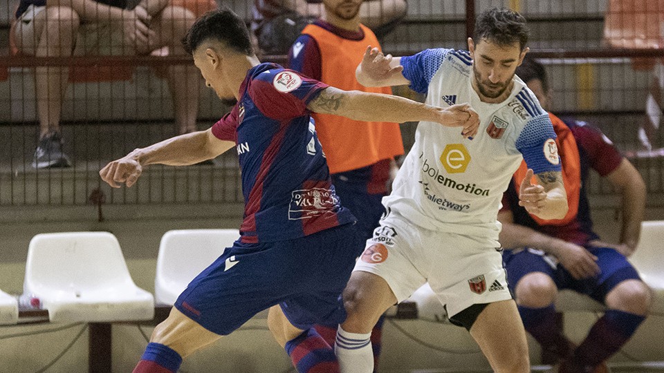 Santi Basile, jugador del Fútbol Emotion Zaragoza, ante Gallo, del Levante UD FS.