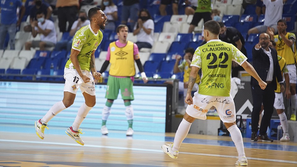 Diego Nunes y Claudino celebran un tanto del Palma Futsal.